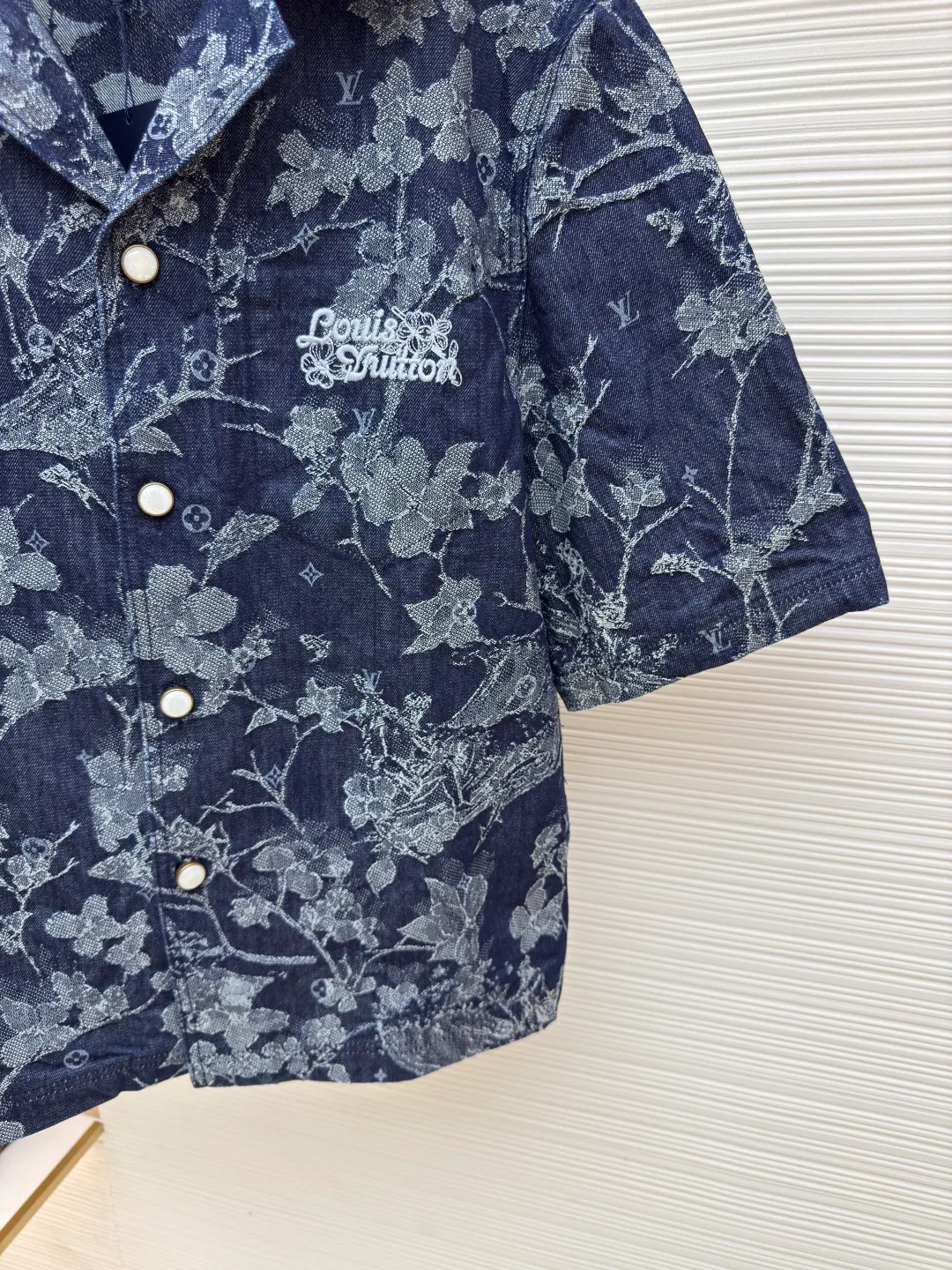 LOUIS VUITTON floral embroidered letter short-sleeved shirt ●Authentic product: Purchased and developed for 9499 ●Item number: 1680178-B40 ●Fabric: denim fabric ●Technology: jacquard production ●Version: fitted version ●Weight: about 770 grams ●Size: S-M-L-XL ●Description: Made of customized cotton jacquard denim fabric, 100% cotton imported yarn, decorated with floral and surf pattern designs throughout, Monogram pattern is depicted on it, the jacquard is integrated with the fabric, and the placket is molded with customized pearlescent buttons with LV letter logo, truly 1:1 copy. The overall wiring is straight and delicate, the fabric is comfortable and soft, and the color is consistent without color difference. It can be matched with the same style to create a fashionable look and control various occasions. Customized accessories, complete with three standards, same style for men and women!